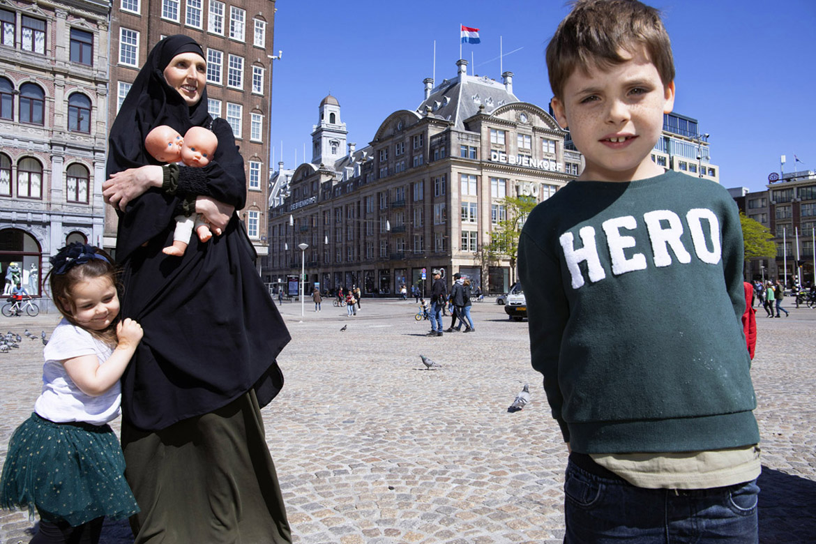 Nederland, Amsterdam, 5 mei 2020
Een moeder en haar kinderen op de Dam op Bevrijdingsdag. 
foto/copyright: Martijn van de Griendt