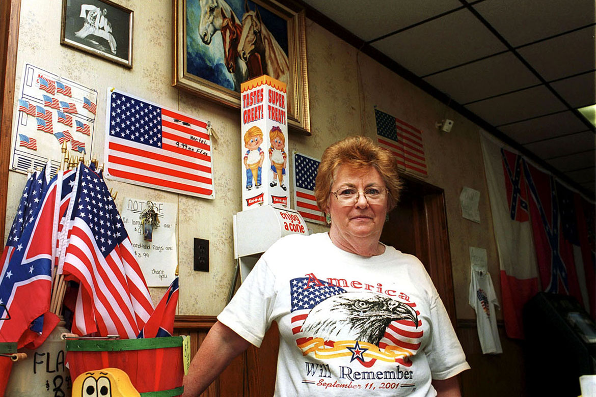 Verenigde Staten, Tillatoba, Mississippi, 3 juni 2002

In The All-American Restaurant in Tillatoba zijn de artikelen van de ramp in New York nog steeds een verkoophit. Ook serveerster Pat Deck (61) heeft enkele t-shirts van het Amerikaanse patriottisme gekocht.

foto: Martijn van de Griendt/Hollandse Hoogte
