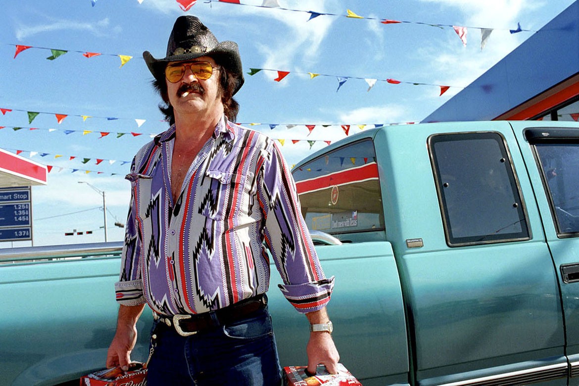 Verenigde Staten, Texas, Crawford
Leslie Fannin (47) zet zijn Budweisers in zijn pickup-auto. Hij is de buurman van Bush, maar woont toch nog zo'n 12 kilometer van de ranch. 
copyright: Martijn van de Griendt/Hollandse Hoogte