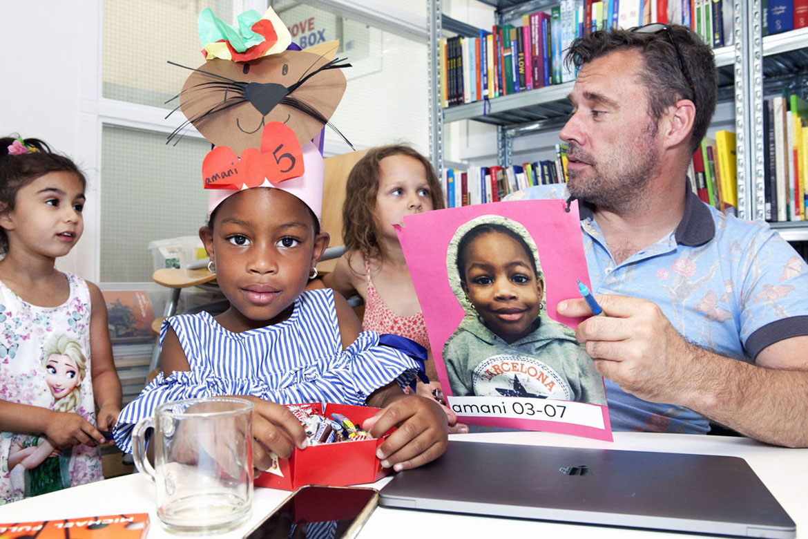 Een jaar lang op de Alan Turingschool in Amsterdam. 
Trakteren op je verjaardag