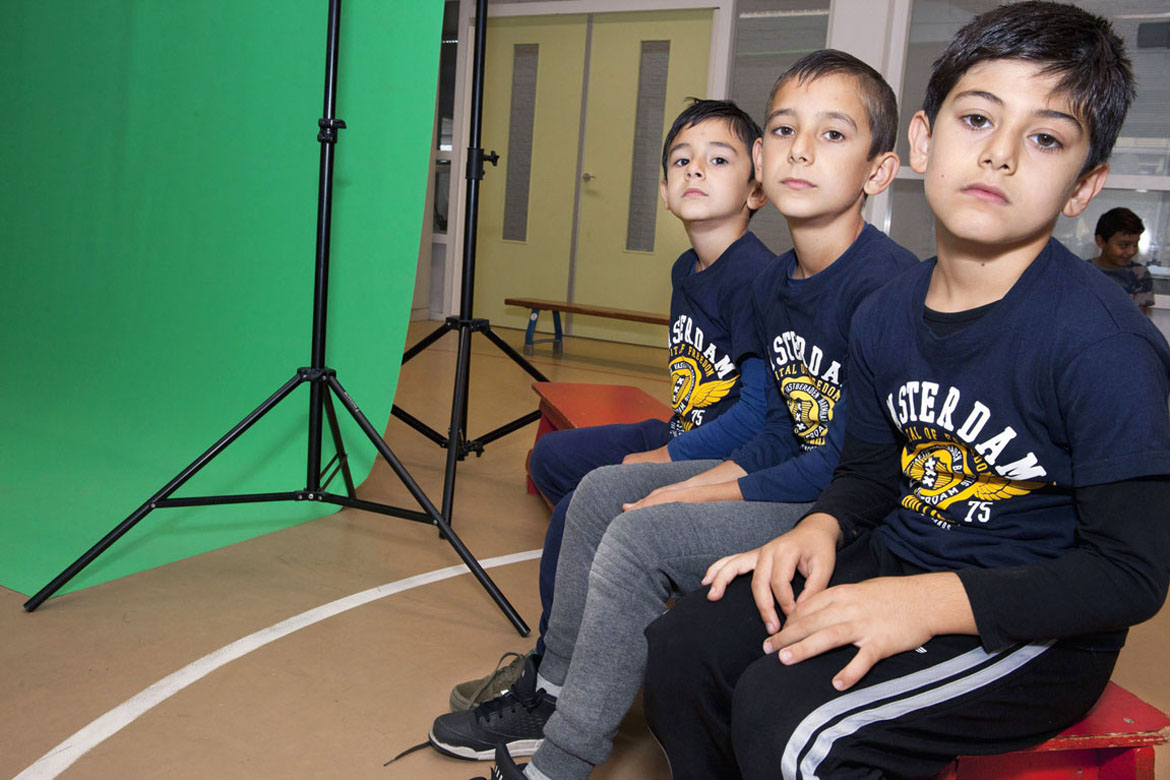 Een jaar lang op de Alan Turingschool in Amsterdam. 
Wachten voor de schoolfoto