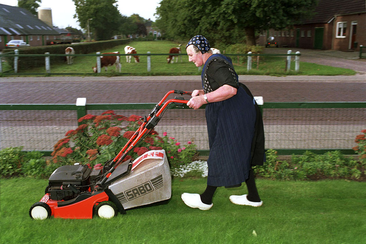 Vrouw maait gras in Staphorst, 2 oktober 1995



copyright: Martijn van de Griendt