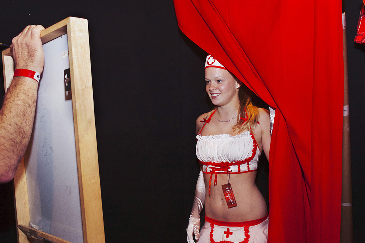 Nederland, Utrecht, 23 januari 2011
Een meisje past een zusteruniform op de Kamasutrabeurs
foto/copyright: Martijn van de Griendt