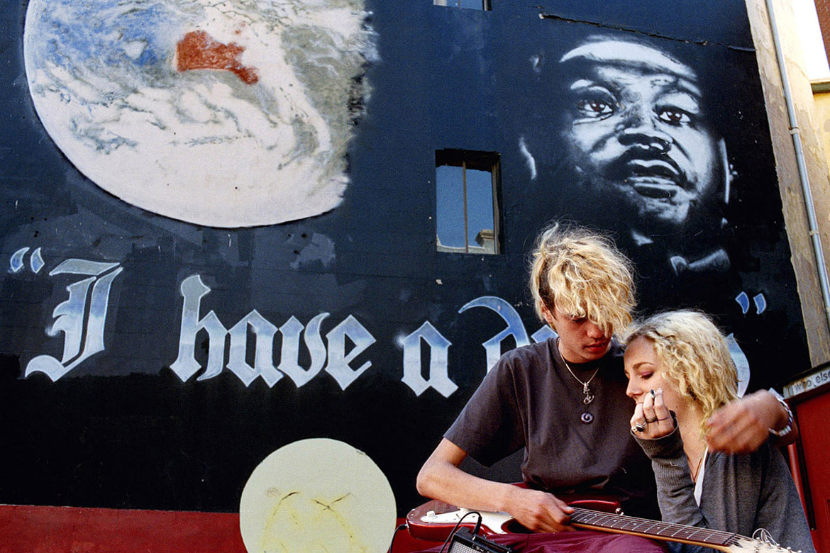 Australië, Sydney, 15-1-2008
Rokende jongeren op straat
foto/copyright: Martijn van de Griendt/Hollandse Hoogte
Martijn van de Griendt (1970) is a documentary photographer. Since the turn of the 1990s he has been fascinated by the  Western society he lives in, especially youth culture. His style is characterized by crisp, bright colours, but they also have a raw element and a ‘close to the skin’ feel. He has also taken photos of pop music heroes such as Eminem, Dr. Dre, Snoop Dogg, Lenny Kravitz and Alicia Keys.
His new book Smokin’ Boys Smokin’ Girls is a selection taken from his youth work. (ISBN 978 90 5330 633 8)

Martijn van de Griendt also published Hassan & Hoessein, a hard-hitting report on the lives of a set of Moroccan-Dutch twins, seen through a sympathetic lens (Mets & Schilt, 2005).