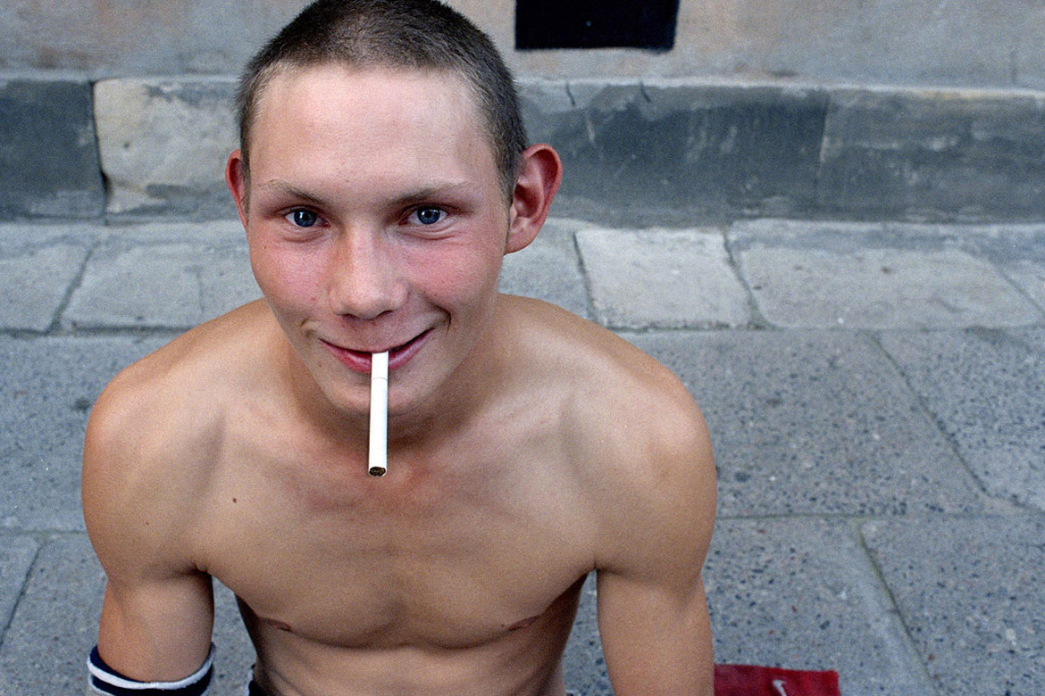 Polen, Warschau 28 juli 2006
Rokende jongen
foto/copyright: Martijn van de Griendt/Hollandse Hoogte
Martijn van de Griendt (1970) is a documentary photographer. Since the turn of the 1990s he has been fascinated by the  Western society he lives in, especially youth culture. His style is characterized by crisp, bright colours, but they also have a raw element and a ‘close to the skin’ feel. He has also taken photos of pop music heroes such as Eminem, Dr. Dre, Snoop Dogg, Lenny Kravitz and Alicia Keys.
His new book Smokin’ Boys Smokin’ Girls is a selection taken from his youth work. (ISBN 978 90 5330 633 8)

Martijn van de Griendt also published Hassan & Hoessein, a hard-hitting report on the lives of a set of Moroccan-Dutch twins, seen through a sympathetic lens (Mets & Schilt, 2005).