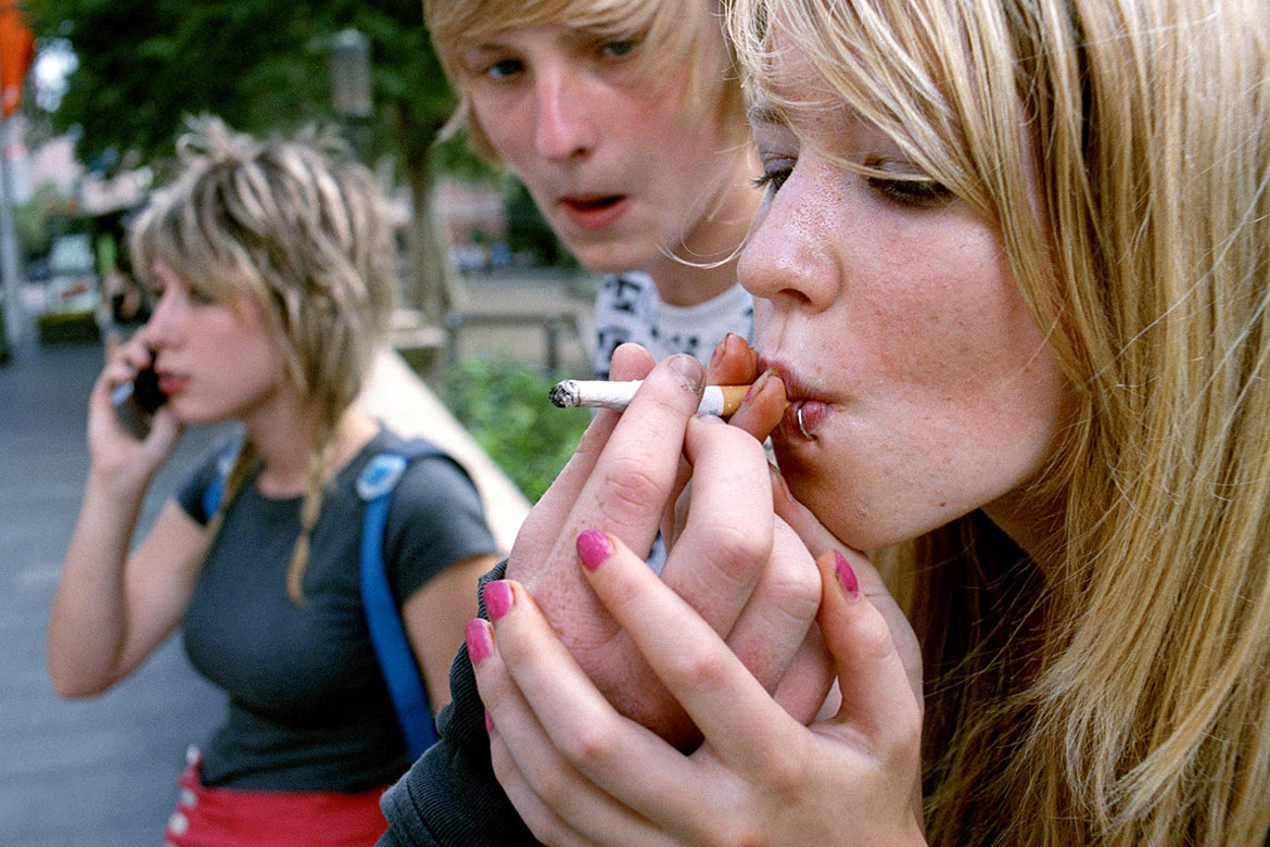 Australië, Sydney, 12 januari 2008
Rokende jongeren
foto/copyright: Martijn van de Griendt/Hollandse Hoogte
Martijn van de Griendt (1970) is a documentary photographer. Since the turn of the 1990s he has been fascinated by the  Western society he lives in, especially youth culture. His style is characterized by crisp, bright colours, but they also have a raw element and a ‘close to the skin’ feel. He has also taken photos of pop music heroes such as Eminem, Dr. Dre, Snoop Dogg, Lenny Kravitz and Alicia Keys.
His new book Smokin’ Boys Smokin’ Girls is a selection taken from his youth work. (ISBN 978 90 5330 633 8)

Martijn van de Griendt also published Hassan & Hoessein, a hard-hitting report on the lives of a set of Moroccan-Dutch twins, seen through a sympathetic lens (Mets & Schilt, 2005).