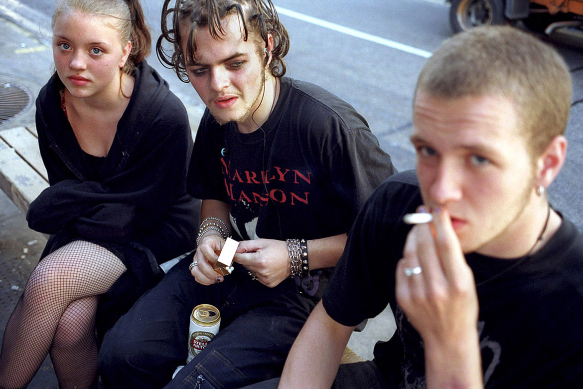 Engeland, Londen, 15 augustus 1999
Jongeren op een bankje in Camden Town, Londen
Foto: Martijn van de Griendt/Hollandse Hoogte
Martijn van de Griendt (1970) is a documentary photographer. Since the turn of the 1990s he has been fascinated by the  Western society he lives in, especially youth culture. His style is characterized by crisp, bright colours, but they also have a raw element and a ‘close to the skin’ feel. He has also taken photos of pop music heroes such as Eminem, Dr. Dre, Snoop Dogg, Lenny Kravitz and Alicia Keys.
His new book Smokin’ Boys Smokin’ Girls is a selection taken from his youth work. (ISBN 978 90 5330 633 8)

Martijn van de Griendt also published Hassan & Hoessein, a hard-hitting report on the lives of a set of Moroccan-Dutch twins, seen through a sympathetic lens (Mets & Schilt, 2005).