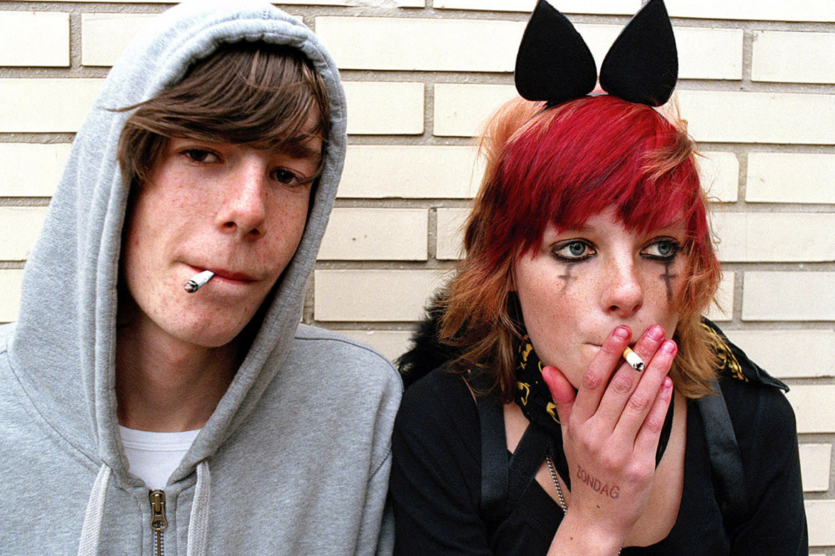 Nederland, Rijswijk, 28 oktober 2007
Rokende jongeren

foto/copyright: Martijn van de Griendt/Hollandse Hoogte
Martijn van de Griendt (1970) is a documentary photographer. Since the turn of the 1990s he has been fascinated by the  Western society he lives in, especially youth culture. His style is characterized by crisp, bright colours, but they also have a raw element and a ‘close to the skin’ feel. He has also taken photos of pop music heroes such as Eminem, Dr. Dre, Snoop Dogg, Lenny Kravitz and Alicia Keys.
His new book Smokin’ Boys Smokin’ Girls is a selection taken from his youth work. (ISBN 978 90 5330 633 8)

Martijn van de Griendt also published Hassan & Hoessein, a hard-hitting report on the lives of a set of Moroccan-Dutch twins, seen through a sympathetic lens (Mets & Schilt, 2005).