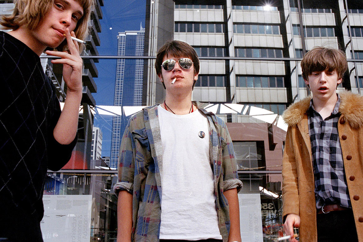 Australië, Melbourne, 08 januari 2008
Rokende jongeren
foto/copyright: Martijn van de Griendt/Hollandse Hoogte
Martijn van de Griendt (1970) is a documentary photographer. Since the turn of the 1990s he has been fascinated by the  Western society he lives in, especially youth culture. His style is characterized by crisp, bright colours, but they also have a raw element and a ‘close to the skin’ feel. He has also taken photos of pop music heroes such as Eminem, Dr. Dre, Snoop Dogg, Lenny Kravitz and Alicia Keys.
His new book Smokin’ Boys Smokin’ Girls is a selection taken from his youth work. (ISBN 978 90 5330 633 8)

Martijn van de Griendt also published Hassan & Hoessein, a hard-hitting report on the lives of a set of Moroccan-Dutch twins, seen through a sympathetic lens (Mets & Schilt, 2005).