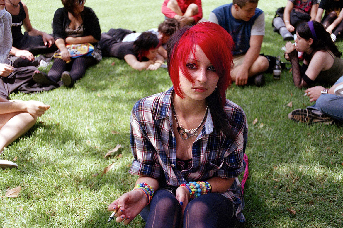 Australië, Sydney, 15 januari 2008
Rokend meisje in Hydepark, Sydney
foto/copyright: Martijn van de Griendt/Hollandse Hoogte
Martijn van de Griendt (1970) is a documentary photographer. Since the turn of the 1990s he has been fascinated by the  Western society he lives in, especially youth culture. His style is characterized by crisp, bright colours, but they also have a raw element and a ‘close to the skin’ feel. He has also taken photos of pop music heroes such as Eminem, Dr. Dre, Snoop Dogg, Lenny Kravitz and Alicia Keys.
His new book Smokin’ Boys Smokin’ Girls is a selection taken from his youth work. (ISBN 978 90 5330 633 8)

Martijn van de Griendt also published Hassan & Hoessein, a hard-hitting report on the lives of a set of Moroccan-Dutch twins, seen through a sympathetic lens (Mets & Schilt, 2005).