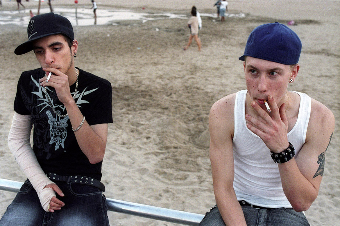 Verenigde Staten, New York, New York, 25 augustus 2007
Op het strand van Coney Island, Brooklyn, New York.
foto/copyright: Martijn van de Griendt/Hollandse Hoogte
Martijn van de Griendt (1970) is a documentary photographer. Since the turn of the 1990s he has been fascinated by the  Western society he lives in, especially youth culture. His style is characterized by crisp, bright colours, but they also have a raw element and a ‘close to the skin’ feel. He has also taken photos of pop music heroes such as Eminem, Dr. Dre, Snoop Dogg, Lenny Kravitz and Alicia Keys.
His new book Smokin’ Boys Smokin’ Girls is a selection taken from his youth work. (ISBN 978 90 5330 633 8)

Martijn van de Griendt also published Hassan & Hoessein, a hard-hitting report on the lives of a set of Moroccan-Dutch twins, seen through a sympathetic lens (Mets & Schilt, 2005).