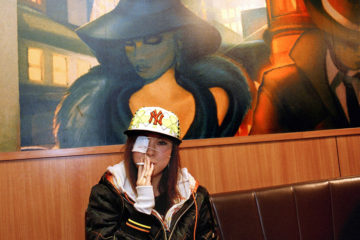 Japan,Tokyo, 18 januari 2008
Rokende jongere in Tokyo. 
Tsukasa (18) in de Mc Donalds van Harajuku, Tokyo.
foto/copyright: Martijn van de Griendt/Hollandse Hoogte
Martijn van de Griendt (1970) is a documentary photographer. Since the turn of the 1990s he has been fascinated by the  Western society he lives in, especially youth culture. His style is characterized by crisp, bright colours, but they also have a raw element and a ‘close to the skin’ feel. He has also taken photos of pop music heroes such as Eminem, Dr. Dre, Snoop Dogg, Lenny Kravitz and Alicia Keys.
His new book Smokin’ Boys Smokin’ Girls is a selection taken from his youth work. (ISBN 978 90 5330 633 8)

Martijn van de Griendt also published Hassan & Hoessein, a hard-hitting report on the lives of a set of Moroccan-Dutch twins, seen through a sympathetic lens (Mets & Schilt, 2005).

Voor het boek SMOKIN' BOYS SMOKIN' GIRLS. Uitgekomen in de zomer van 2008, op de dag dat de rookwet inging.
foto/copyright: Martijn van de Griendt