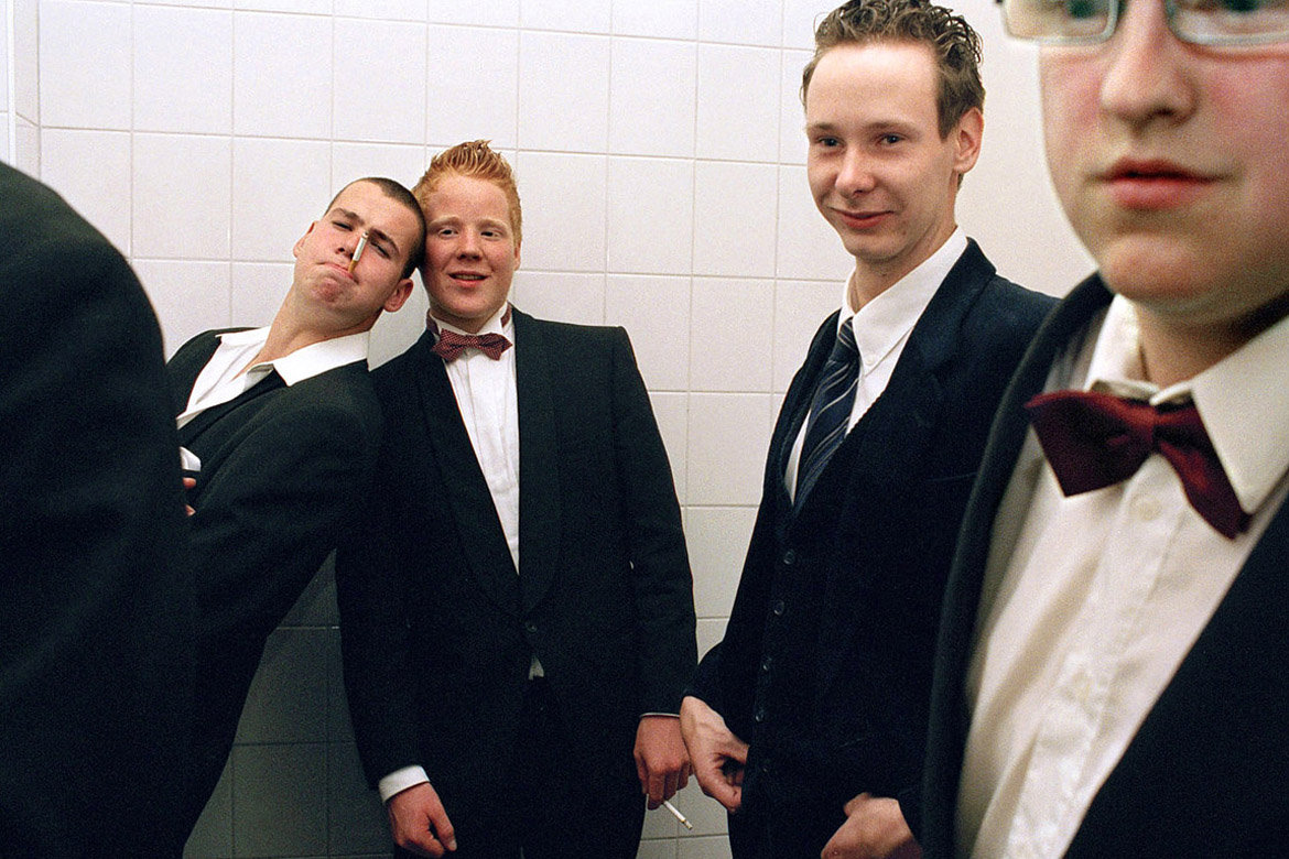 Nederland, St Oedenrode, 6 juni 2007
Gala
Jongens roken op het toilet
foto/copyright: Martijn van de Griendt/Hollandse Hoogte
Martijn van de Griendt (1970) is a documentary photographer. Since the turn of the 1990s he has been fascinated by the  Western society he lives in, especially youth culture. His style is characterized by crisp, bright colours, but they also have a raw element and a ‘close to the skin’ feel. He has also taken photos of pop music heroes such as Eminem, Dr. Dre, Snoop Dogg, Lenny Kravitz and Alicia Keys.
His new book Smokin’ Boys Smokin’ Girls is a selection taken from his youth work. (ISBN 978 90 5330 633 8)

Martijn van de Griendt also published Hassan & Hoessein, a hard-hitting report on the lives of a set of Moroccan-Dutch twins, seen through a sympathetic lens (Mets & Schilt, 2005).