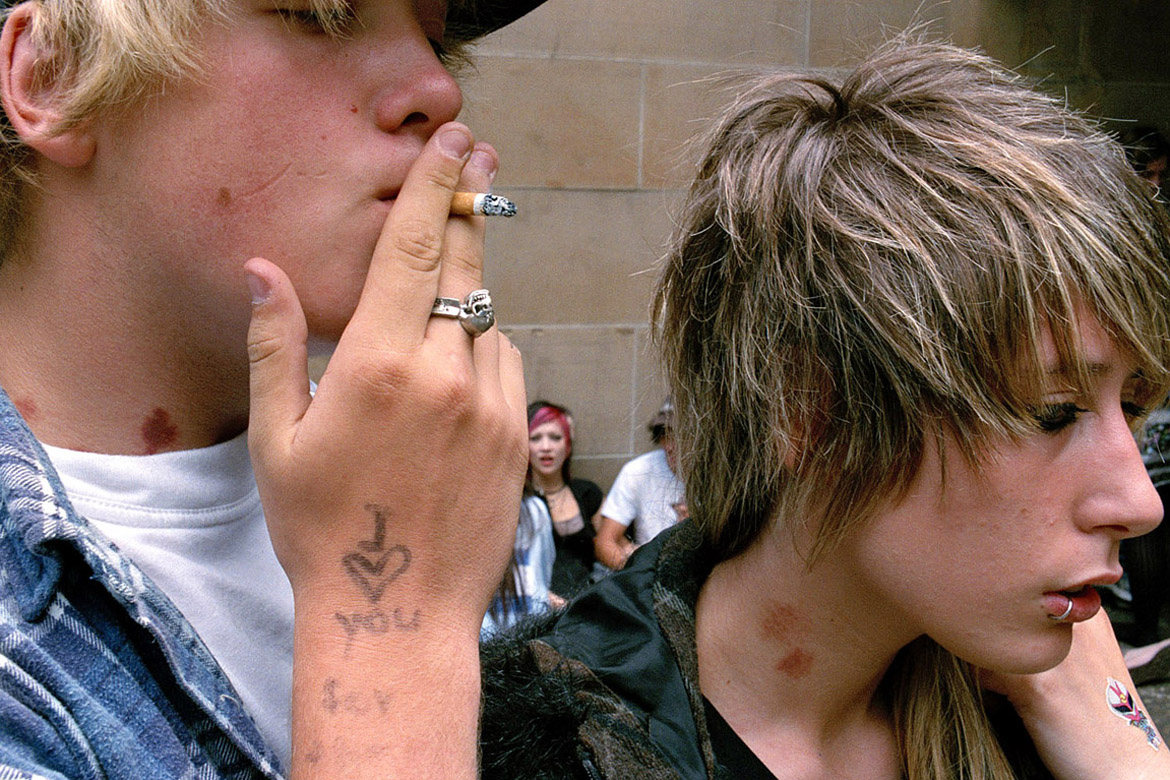 Australië, Sydney, 15 januari 2008
Rokende jongeren
foto/copyright: Martijn van de Griendt/Hollandse Hoogte
Martijn van de Griendt (1970) is a documentary photographer. Since the turn of the 1990s he has been fascinated by the  Western society he lives in, especially youth culture. His style is characterized by crisp, bright colours, but they also have a raw element and a ‘close to the skin’ feel. He has also taken photos of pop music heroes such as Eminem, Dr. Dre, Snoop Dogg, Lenny Kravitz and Alicia Keys.
His new book Smokin’ Boys Smokin’ Girls is a selection taken from his youth work. (ISBN 978 90 5330 633 8)

Martijn van de Griendt also published Hassan & Hoessein, a hard-hitting report on the lives of a set of Moroccan-Dutch twins, seen through a sympathetic lens (Mets & Schilt, 2005).