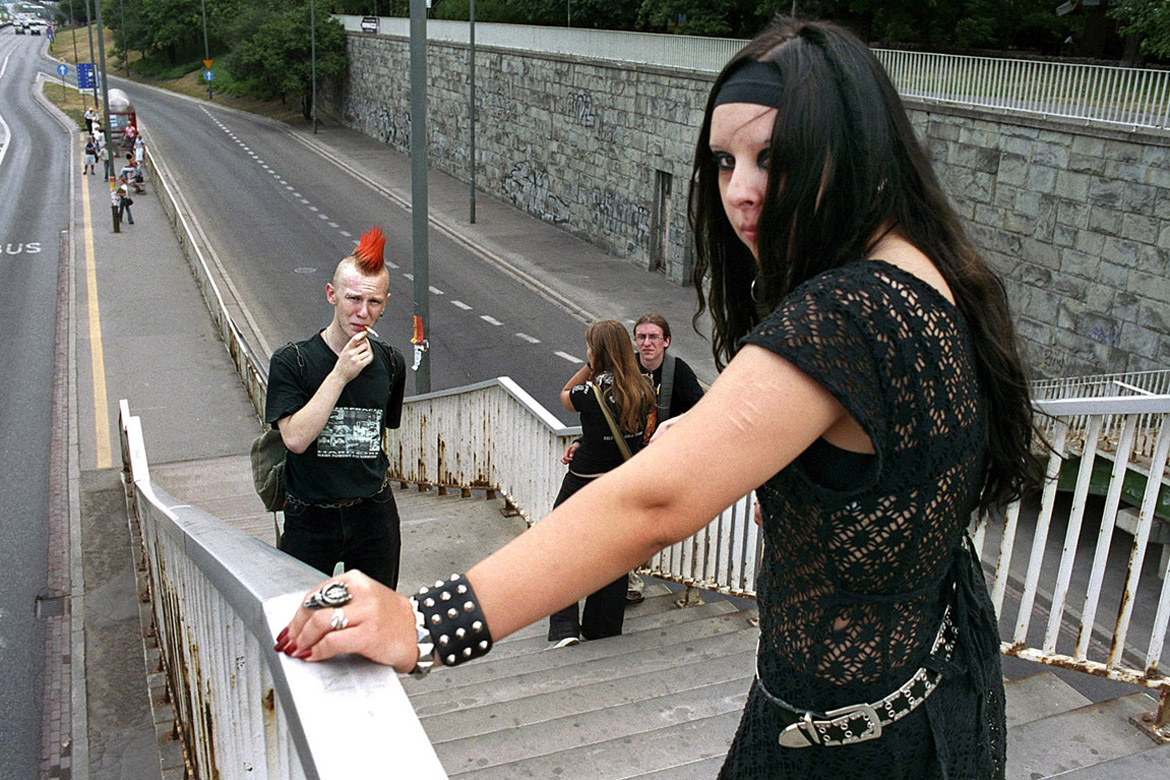 Polen, Warschau, 28 juli 2006
Jongeren op straat.
foto/copyright: Martijn van de Griendt/Hollandse Hoogte
Martijn van de Griendt (1970) is a documentary photographer. Since the turn of the 1990s he has been fascinated by the  Western society he lives in, especially youth culture. His style is characterized by crisp, bright colours, but they also have a raw element and a ‘close to the skin’ feel. He has also taken photos of pop music heroes such as Eminem, Dr. Dre, Snoop Dogg, Lenny Kravitz and Alicia Keys.
His new book Smokin’ Boys Smokin’ Girls is a selection taken from his youth work. (ISBN 978 90 5330 633 8)

Martijn van de Griendt also published Hassan & Hoessein, a hard-hitting report on the lives of a set of Moroccan-Dutch twins, seen through a sympathetic lens (Mets & Schilt, 2005).