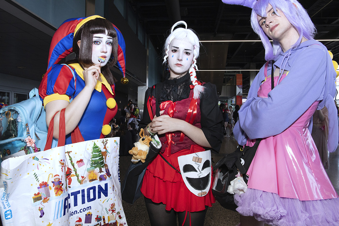 Nederland, Utrecht, 20 juni 2026
Vlnr:
Anna-Lucia (30), Evelien (19) en Erik (19)
Met karakters uit The Amazing Digital Circus
Met meer dan 55.000 bezoekers per editie is Heroes Dutch Comic Con het grootste comic con-evenement van Nederland. Tijdens dit unieke event komen uiteenlopende fandoms samen en delen bezoekers hun passie met gelijkgestemden. 
(Jaarbeurs Utrecht)
foto/copyright: Martijn van de Griendt