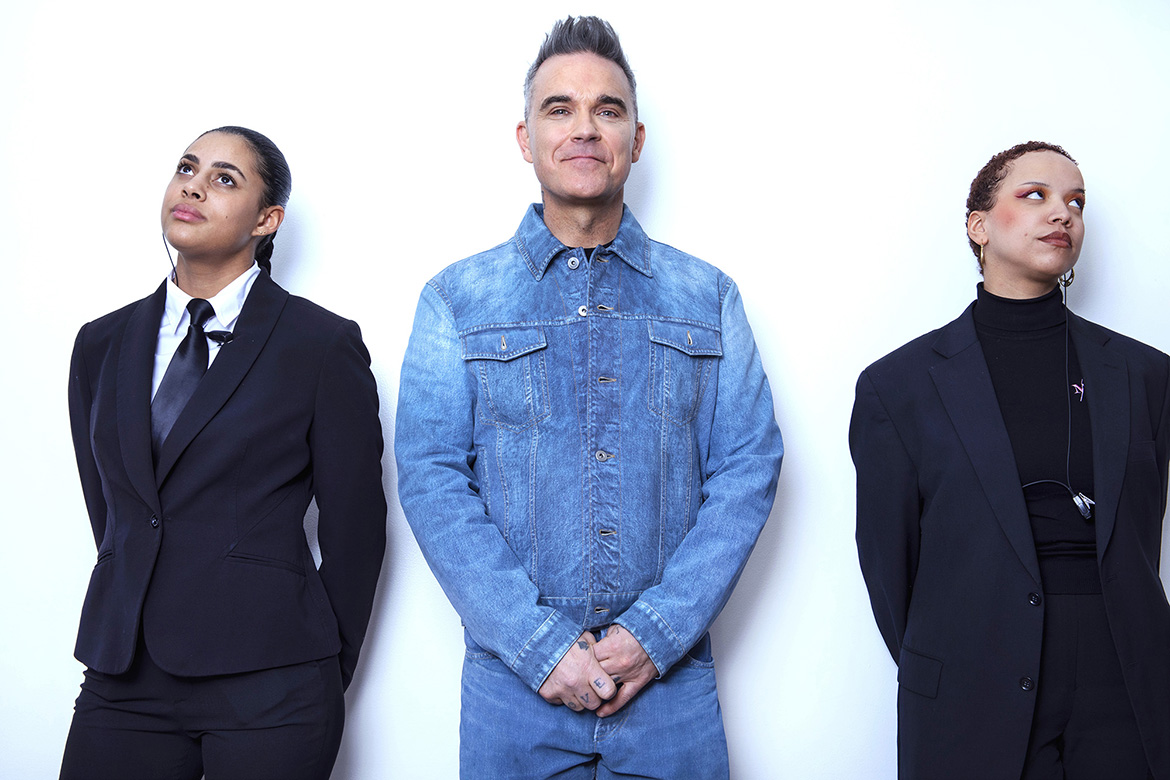Nederland, Amsterdam, 7 maart 2024
Een portret van Robbie Williams in het Moco Museum in Amsterdam alwaar zijn tentoonstelling opent. (aan zijn zijde twee (security)medewerkers van het museum)