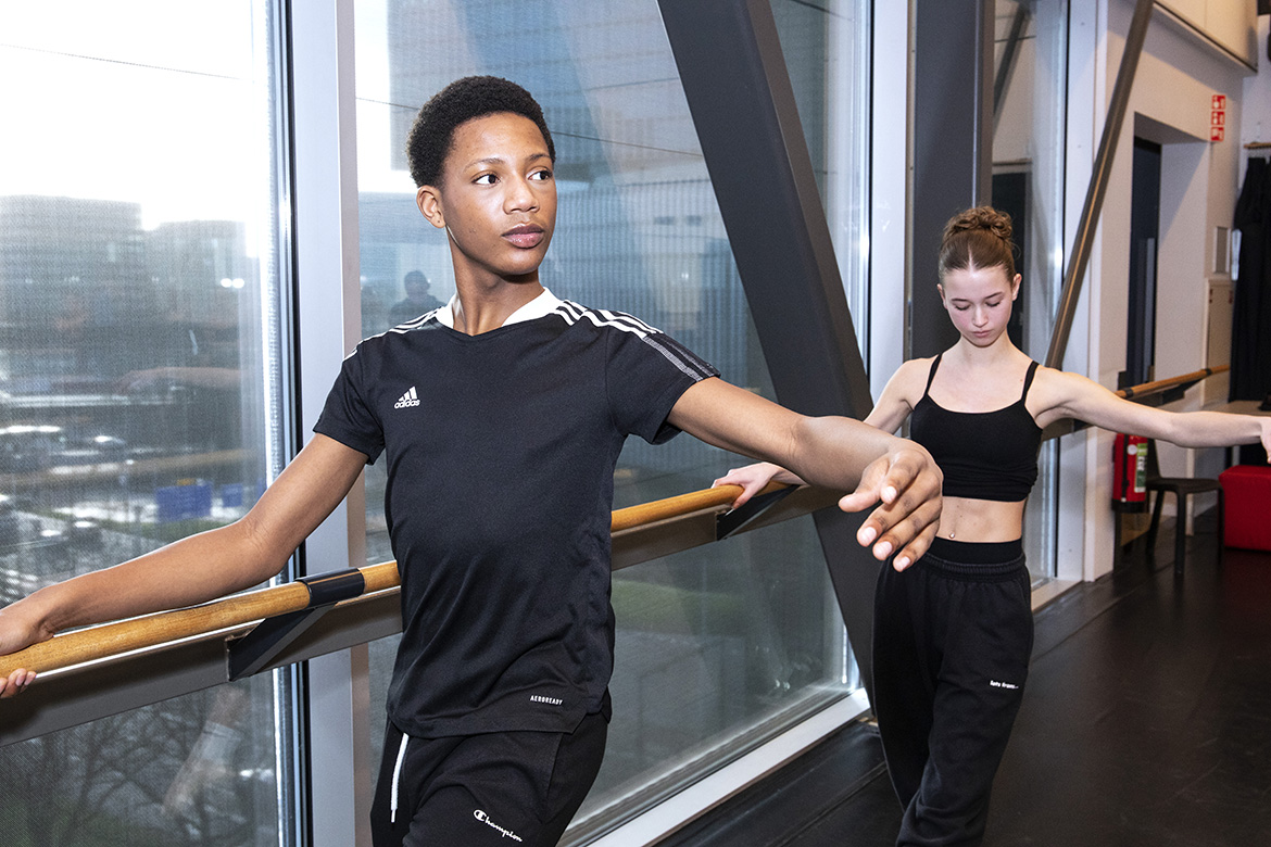 Nederland, Amsterdam, 1 februari 2024
Tyrone tijdens de les Klassiek Ballet
foto/copyright: Martijn van de Griendt