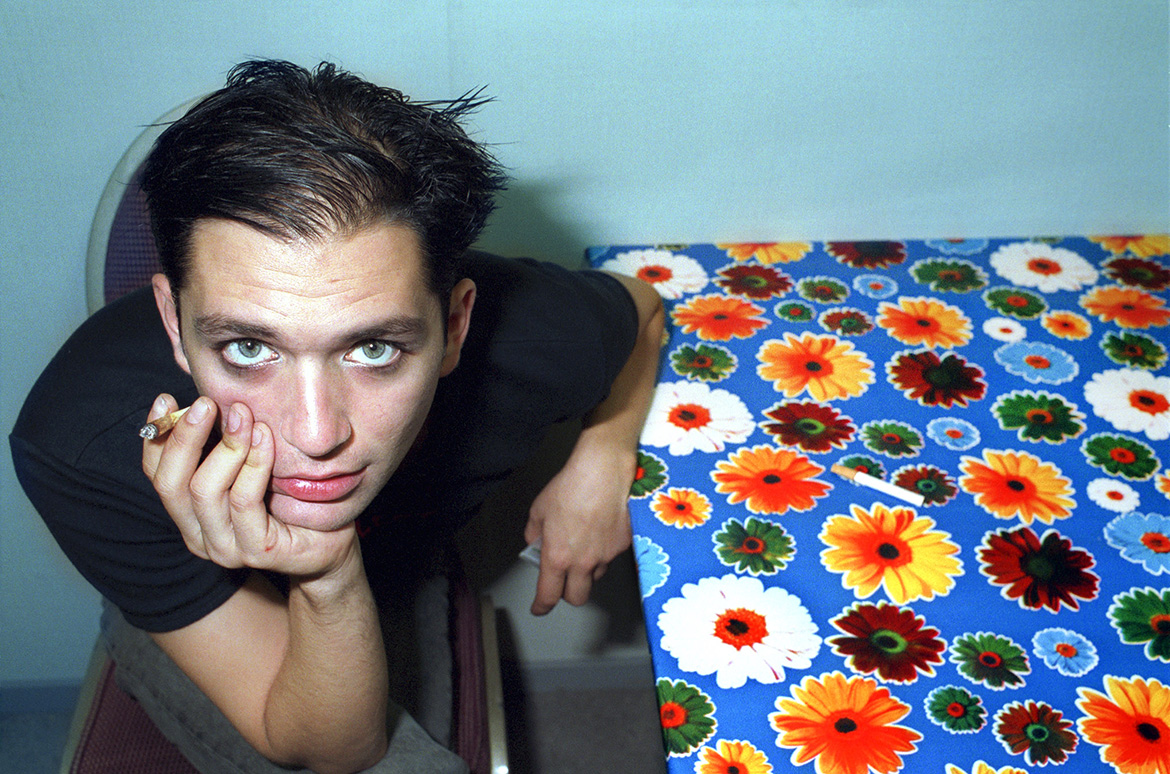 Nederland, Biddinghuizen, 26 augustus 2001Zanger Brian Molko van Placebo, na het optreden op Lowlands, in de kleedkamerfoto: Martijn van de Griendt